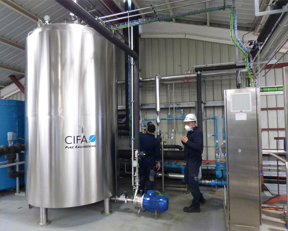 Imagen de un tanque de almacenamiento de agua purificada de CIFA Instalaciones 