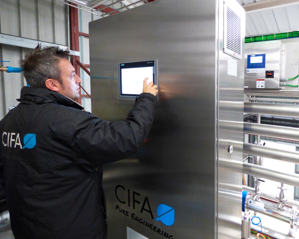 Imagen de un técnico SAT de CIFA Servicios llevando a cabo el servicio de mantenimiento de equipos de proceso farmacéutico