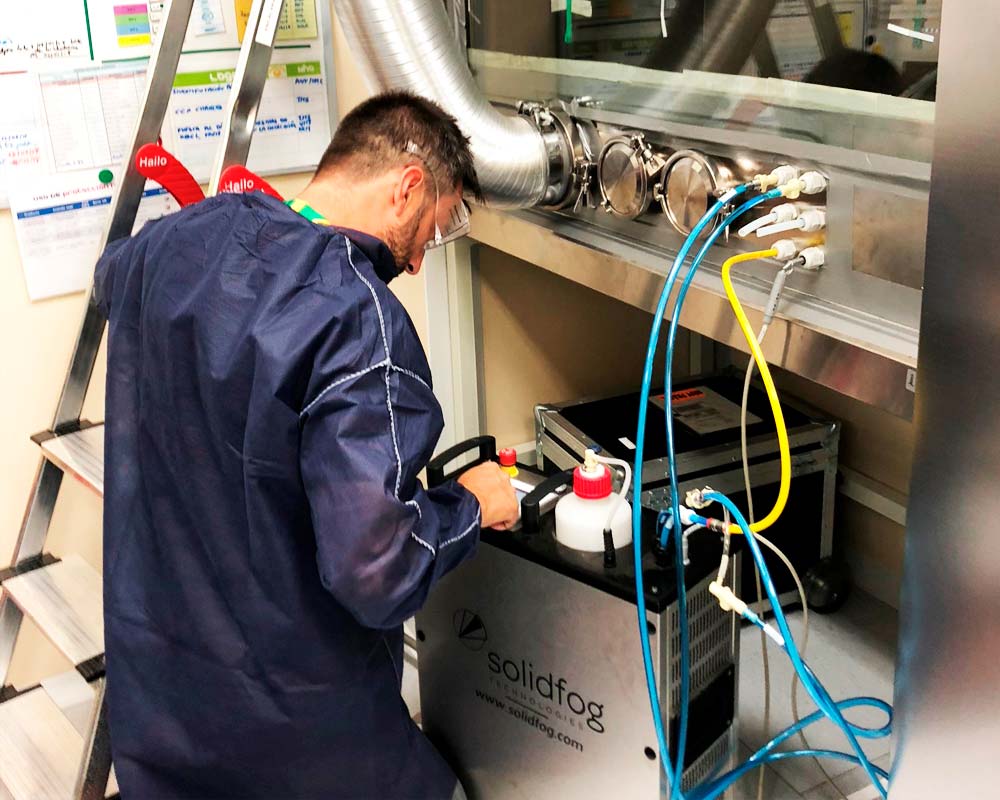 Imagen de un técnico de CIFA Servicios llevando a cabo el servicio de descontaminación de cabinas de seguridad biológica por VH2O2